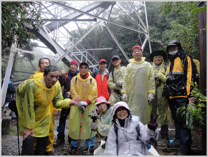 2012-12-01 12-47-07稍來山觀景鐵塔下合影.JPG